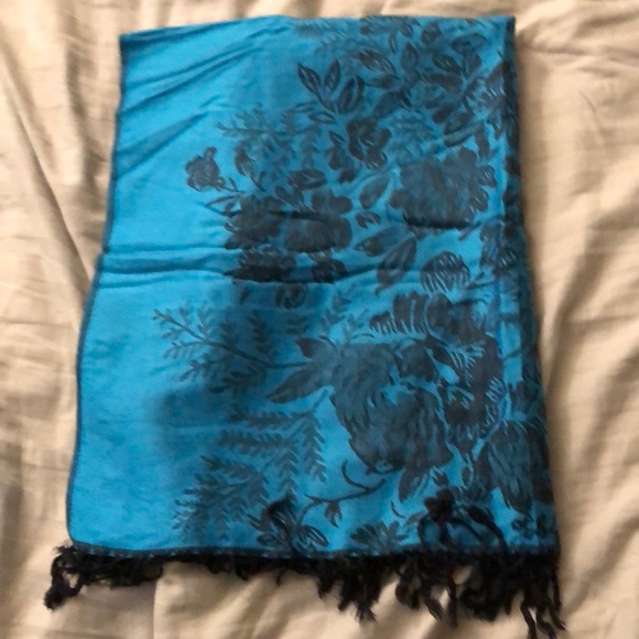 Blue and black flower design Scaf - Picture 1 of 1